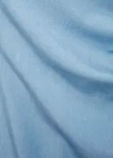 Vestido midi de lyocell color celeste, con diseño entallado, cuello asimétrico de un solo hombro y abertura lateral en el bajo.