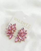 Par de aros colgantes con forma de hojas de cristal rosado y engarce dorado.