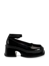 Zapato de charol negro con correa al tobillo, punta cuadrada y plataforma con taco ancho.