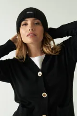 Cárdigan largo de punto color negro, con bolsillos y botones frontales.