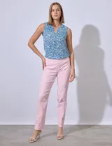 Pantalón de vestir rosado, de corte recto, con pretina ancha y bolsillos ojal simulados en la parte trasera.