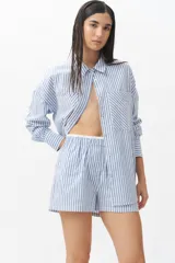 Short piyamero a rayas verticales color verde y blanco, con elástico en la cintura.