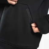 Campera con capucha y cierre frontal, color negro, con logo minimalista blanco bordado en el pecho. Presenta bolsillos tipo canguro y puños y cintura acanalados.