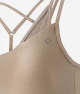 Top deportivo negro de microfibra con efecto satinado, copas removibles y correas dobles ajustables.