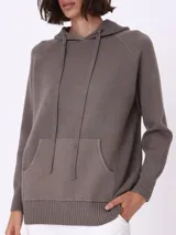 Sweater con capucha color visón, de tejido de punto con cordones ajustables, bolsillo tipo canguro y terminaciones acanaladas.