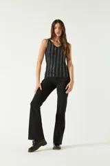 Jean oxford de tiro medio, color azul oscuro, confeccionado en denim.