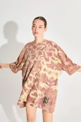 Sweater tipo remerón oversize con proceso artesanal batik en tonos marrones y amarillos.