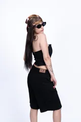 Corset fucsia con ballenas verticales y escote recto.