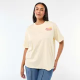 Camiseta de corte oversize color amarillo claro, con cuello redondo y mangas cortas con dobladillo. Presenta un estampado pequeño en el pecho con la frase 'The Authentic Market' y un gráfico de una rodaja de limón.