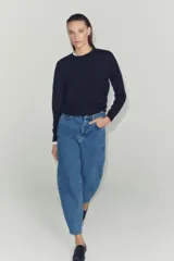 Jeans de tiro alto ZW Collection, color negro con efecto deslavado, corte tapered y diseño bombacho con raya planchada al frente.