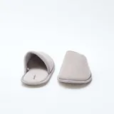 Pantuflas de casa abiertas en el talón, de terciopelo gris con textura acanalada y ribetes a tono.