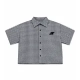 Camisa de corte boxy fit confeccionada en algodón con estampado de cuadros vichy en blanco y negro. Presenta un diseño gráfico artístico en color negro y blanco en la parte posterior.