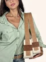 Bolso tipo baguette color crudo con doble correa al hombro de cuero color camel.