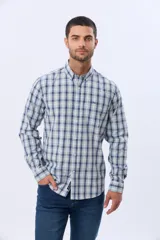 Camisa de manga larga a cuadros en tonos azul y blanco, con cuello con botones y un bolsillo en el pecho con detalle bordado.