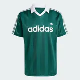 Camiseta Adidas Originals Archive de corte clásico, color verde con rayas verticales sutiles, cuello polo y escote en V blancos. Presenta mangas corta con las clásicas tres tiras blancas en los hombros, el logo del trifolio y la inscripción "adidas" en el centro del pecho en color blanco.