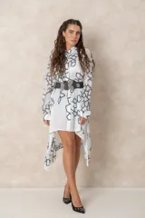 Cinturón ancho elástico y trenzado, con hebilla ornamental compuesta por círculos de fibra entrelazada en tonos gris y negro.