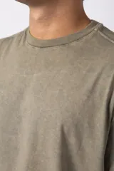 Remera de corte oversize confeccionada en algodón pesado, con un proceso de lavado tipo snow wash que le otorga un acabado gastado y único. Presenta cuello redondo y costuras vistas.