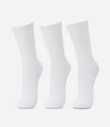 Kit de tres pares de medias deportivas de caña larga, confeccionadas en tejido de algodón suave y resistente.