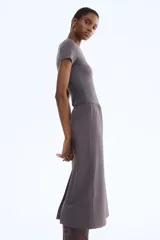 Body de microfibra color gris oscuro, con escote redondo y mangas cortas. Presenta un corte alto en la parte inferior con cierre de broches a presión ocultos en la entrepierna.