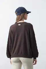 Sweater negro de tejido tramado con relieve, de calce cómodo y cuello redondo.