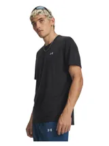 Remera deportiva de manga corta Under Armour, confeccionada en tejido ligero y transpirable con textura jacquard. Presenta cuello redondo y logo de la marca estampado en el pecho.