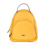 Mochila color camel de símil cuero con costuras a tono y herrajes plateados. Tiene un compartimento principal con cierre, un bolsillo interno con cierre y un bolsillo externo con cierre. La correa es regulable.