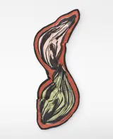 Pañuelo de twill de poliéster reciclado Adolfo Dominguez, con estampado de motivos de cebolla en tonos teja, verde, rosado y negro con bordes oscuros.