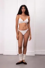 Bombacha tipo vedetina less confeccionada en algodón certificado, con diseño de doble tejido y sin costuras visibles.