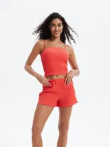 Musculosa negra con breteles finos y escote cuadrado.