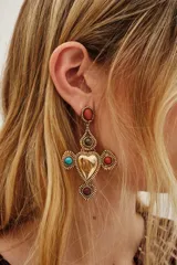 Aro colgante dorado con forma de cruz, decorado con un corazón central y piedras sintéticas de colores turquesa, rojo, verde y bordó.