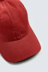 Gorra de seis paneles confeccionada en tejido de algodón con visera curva y ajuste posterior.
