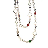 Collar largo de diseño versátil compuesto por una cadena de metal dorado con eslabones en forma de trébol, intercalados con perlas blancas, perlas grises y cuentas de cristal en tonos naranja, rojo y violeta.