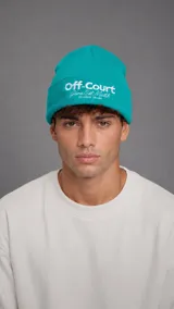 Gorro de lana turquesa con vuelta y bordado blanco frontal con la inscripción Off-Court.