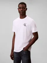 Remera básica Calvin Klein de manga corta y cuello redondo, en color blanco, con logo monograma estampado en el pecho.