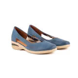 Chatita de cuero color azul, con diseño cómodo y versátil, suela de burbuja en tono beige con cámara de aire visible y aberturas laterales.