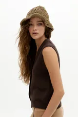 Chaleco de punto color chocolate, con escote en V profundo, cierre frontal con botones y terminaciones de rib.