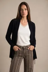 Cárdigan de punto negro con solapa ancha y mangas largas, de calce ajustado al cuerpo.