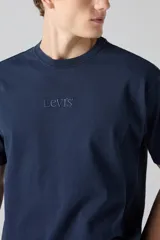 Remera Levi's de corte relajado, color azul marino, con cuello redondo, manga corta y pequeño logo bordado en el pecho.