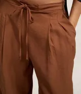 Pantalón wide leg de estilo sastre color marrón, con cintura elástica, lazo ajustable y pliegues frontales. Presenta un corte recto y fluido.