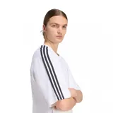 Remera Adidas de corte holgado, color blanco, con cuello redondo y mangas cortas. Presenta las icónicas tres tiras de la marca en color negro a lo largo de las mangas y el logo del trébol bordado en el pecho.