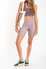 Top deportivo con estampado abstracto en tonos lila y gris.