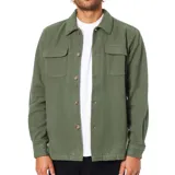 Camisa Katin de franela gruesa color verde militar, de manga larga, con bolsillos en el pecho con solapa, bajo recto y cierre frontal de botones.