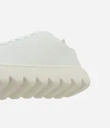 Championes Viko de diseño minimalista, confeccionados en poliuretano con acabado liso. Presentan una suela bold volumosa con diseño dentado y cierre mediante cordones al tono.