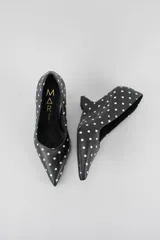 Zapatos de tacón tipo cuña marca Mari, color negro con estampado de lunares blancos, diseño de punta fina y taco corrido escultural.