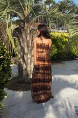 Vestido largo strapless de fibrana con estampa tie-dye en tonos marrones y beige, con espalda baja descubierta y diseño entallado al cuerpo.