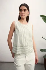 Blusa sin mangas con estampado a rayas verticales color beige y blanco.