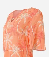 Blusa color naranja con estampado de cocoteros en blanco y rojo, cuello en V con detalle de abalorio de madera y mangas cortas acampanadas.
