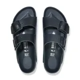 Sandalia Birkenstock modelo Arizona de dos correas con hebillas ajustables, diseño anatómico y suela de goma antideslizante.