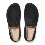 Zapatos Birkenstock modelo Pasadena, de estilo casual con cordones, confeccionados en gamuza negra con costuras visibles y suela de goma en contraste color beige.