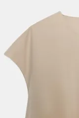 Vestido corto Zara de la colección ZW Collection, color beige, confeccionado en mezcla de algodón. Presenta cuello redondo, manga corta, bolsillos laterales ocultos en costura, bajo evasé y cierre en la espalda con cremallera.